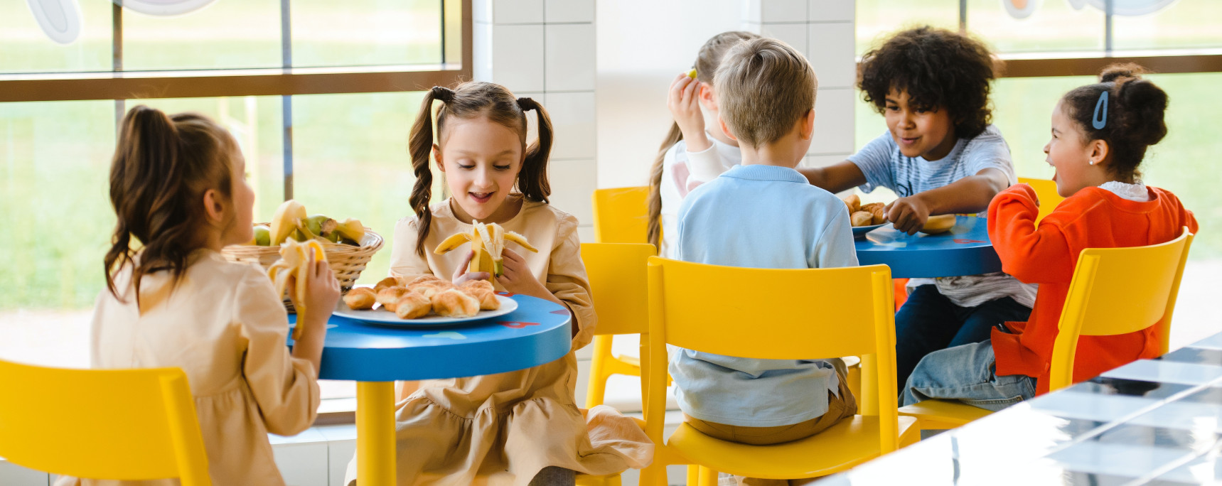 Students eating lunch together